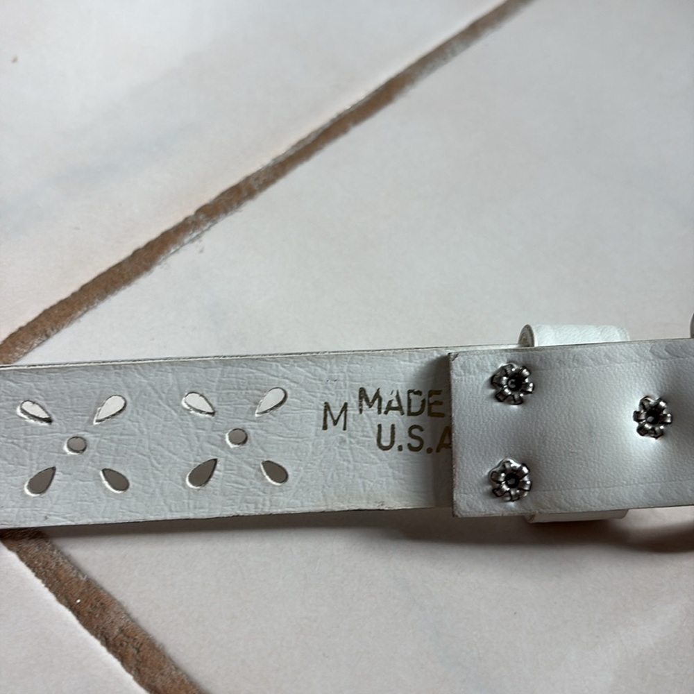 White Faux Leather Adjustable Belt. Vintage - Picture 6 of 7